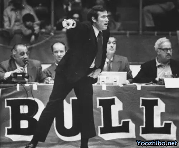 1970-71赛季,迪克-莫塔如何引领芝加哥<a href=/halkan/lanqiuzhibo/bulls/ target=_blank class=infotextkey>公牛</a>队逆袭,揽获最佳教练殊荣