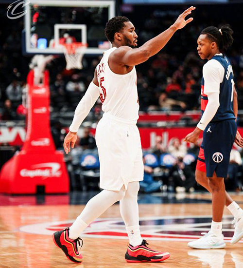 末节狂轰45分逆转!米切尔48分封神 骑士13连胜<a href=/gaoqinglanqiu/wizards/ target=_blank class=infotextkey>奇才</a>